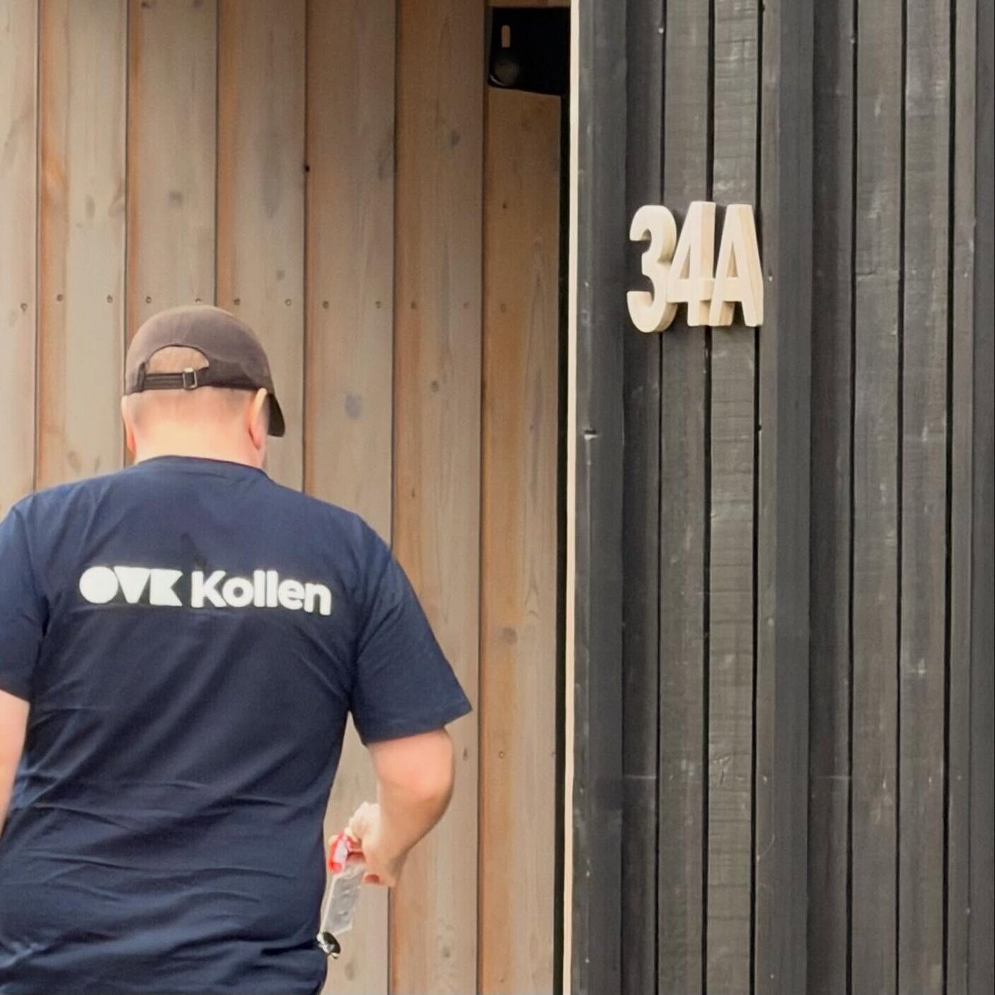 OVK Kollen-tekniker vid ingången till BRF i Varberg